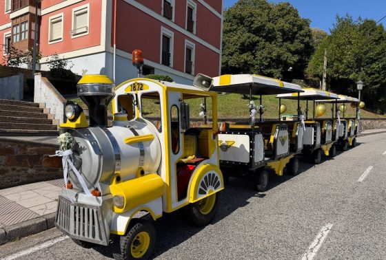 Alquiler de tren turístico en Asturias: locomotora y vagones decorados para una boda