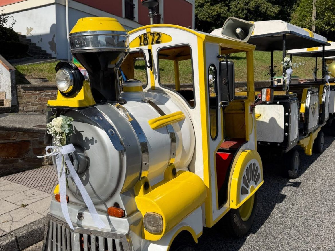 Trenecito turístico decorado con flores y lazos para el transporte de invitados de boda